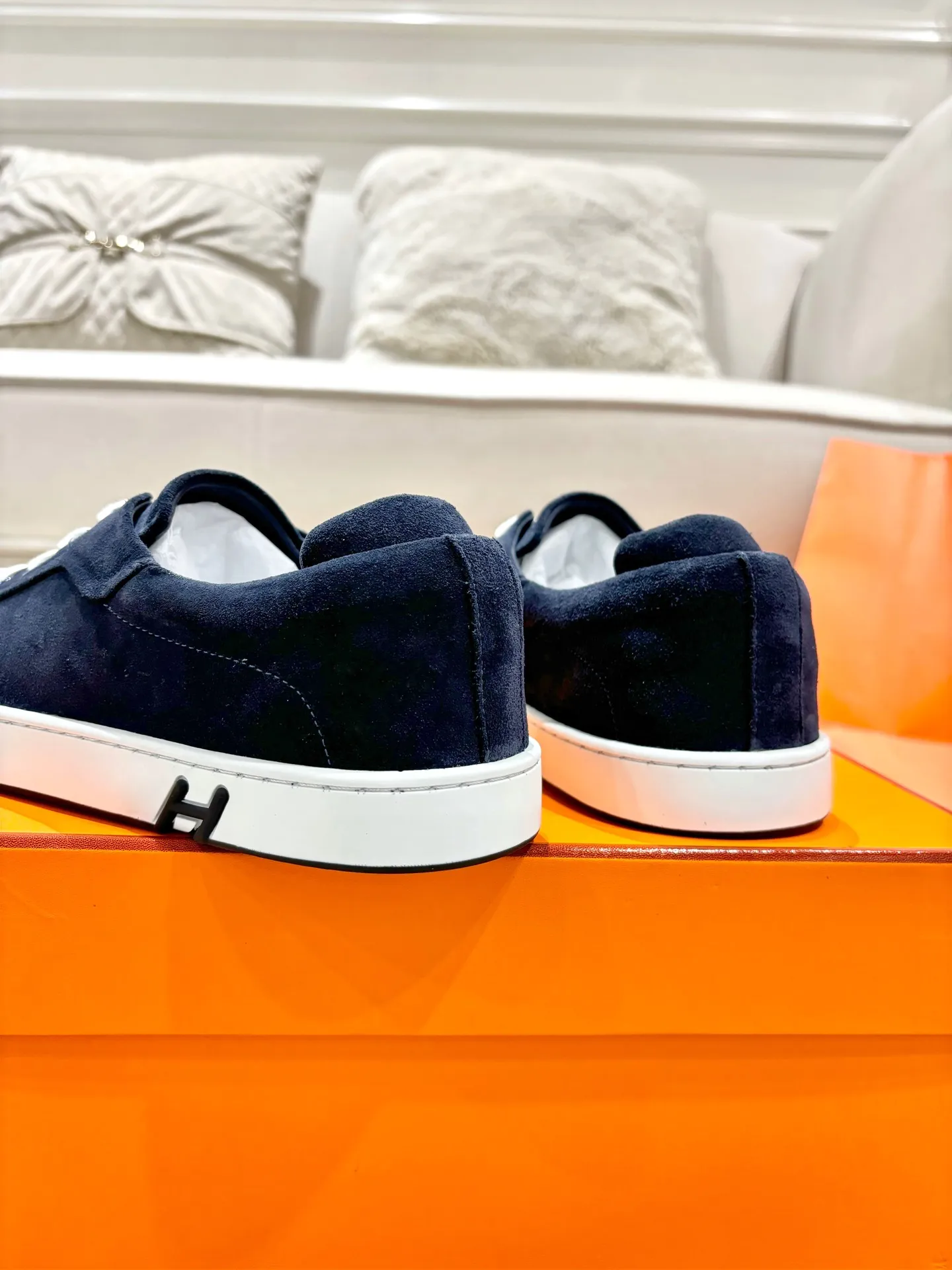 👟👟Ex-factory price 640👟👟 Men's model ➕10 Hermes·Hermès 2025ss new Lucky series men's leather loafers casual sports shoes for women Top version 🔝Original purchase, development and production👍🏻 This Hermès sports shoe is made of calfskin and suede goatskin, with iconic "H" details on the side, creating a dynamic and fashionable style. 💘 💜Material: original imported first-layer cowhide 💛Inner lining: original customized soft sheepskin 💚Sole: original molded non-slip TPU outsole ❤️Sole thickness: about 2.5cm 🤍Number of yards: 35-45👣 (40 for women and 45 for men, custom-made and non-refundable